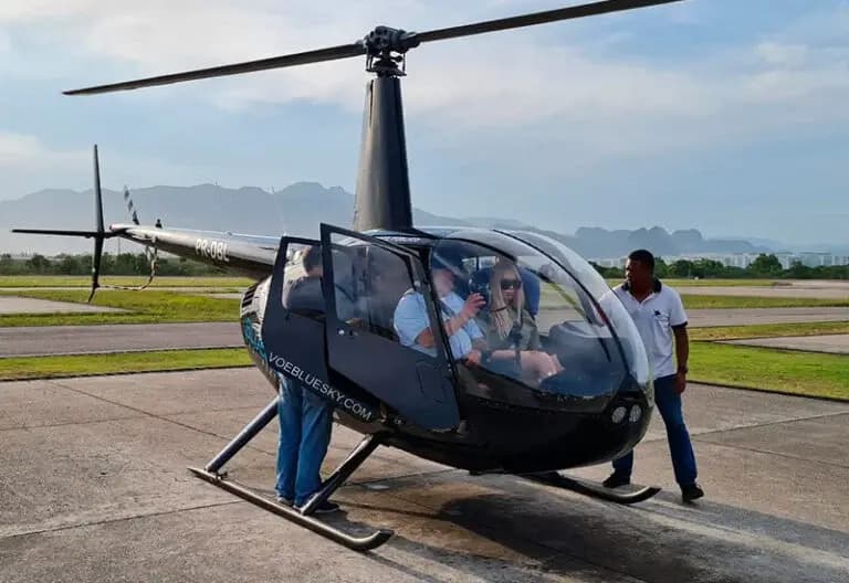 VOO DE HELICÓPTERO — imagem 2 de 5